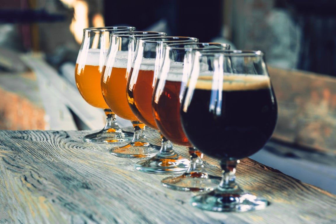 Bierglazen op een rij, klaar voor degustatie