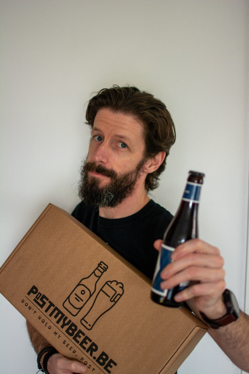 Founder of PostMyBeer posing with a beer and a closed discoverybox