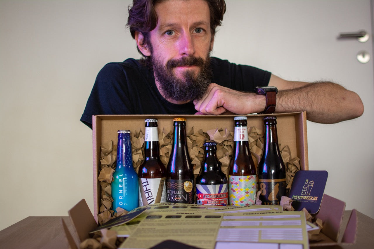 founder posing with a discoverybox of PostMyBeer.be